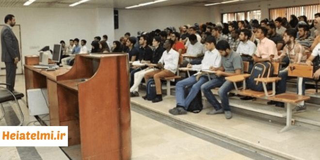 جمعی از اساتید دانشگاه با ثبت پویشی در سامانه «فارس من»، نسبت به وضعیت معیشتی خود گلایه کردند و خواستار توجه بیشتر به شأن اجتماعی و قدرت خریدِ اعضای هیئت علمی شدند. به گزارش خبرنگار گروه حوزه و دانشگاه خبرگزاری فارس؛ جمعی از دانشگاهیان و مخاطبان خبرگزاری فارس با ثبت پویشی در سامانه «فارس من»، ضمن تأکید بر لزوم صیانت از شأن و منزلت اجتماعی اعضای هیئت علمی دانشگاه‌ها، خواستار تنویر افکار عمومی نسبت به واقعیت‌های معیشتی جامعه دانشگاهی شدند. هشداری نسبت به فرسایش قدرت خرید اساتید سردبیر این پویش با اشاره به تبعات تورم مزمن و سیاست‌های انقباضی بودجه‌ای بر زندگی اساتید، تصریح کرد: قدرت خرید اعضای هیئت علمی در یک دهه اخیر به‌شدت تحلیل رفته است؛ به‌گونه‌ای که در حال حاضر دریافتی استادیاران تازه‌کار حدود ۳۰ میلیون و اساتید تمام با ۳۰ سال سابقه، تنها حدود ۷۰ میلیون تومان است. وی با انتقاد از نابرابری در ساختار پرداختی افزود: اعضای هیئت علمی برخلاف سایر کارکنان دولت، از مزایایی نظیر اضافه‌کار، پاداش و بهره‌وری محروم‌اند و این وضعیت باعث می‌شود دریافتیِ نهاییِ آن‌ها حتی از مبلغ مندرج در حکم کارگزینی‌شان نیز کمتر باشد. سردبیر این پویش، اطلاع‌رسانی‌های نادرست درباره درآمدهای شغلی دانشگاهی را عامل ایجاد تصویر ذهنی غلط در افکار عمومی دانست و خواستار شفاف‌سازی فوری در این زمینه شد. در بخش دیگری از این پویش آمده است: با توجه به تورم ۵ سال اخیر و کاهش ۲۰۰ درصدی قدرت خرید، ارقام پرداختی فعلی را نباید «افزایش حقوق» دانست؛ بلکه این مبالغ صرفاً «ترمیم ناکافی» برای عقب‌ماندگی تورمی است. همچنین با اشاره به مسیر بسیار دشوار و رقابتی جذب اساتید (انتخاب یک نفر از میان صدها متخصص)، بر لزوم تکریم این سرمایه‌های انسانی در سنین پختگی علمی تأکید شد. واکنش مسئولان و نهادهای ذی‌ربط به مطالبات معیشتی در پی طرح این مطالبات، مسئولان ارشد دولتی و دانشگاهی ضمن تأکید بر اهمیت جایگاه نخبگان علمی، رویکردهای خود را تبیین کردند. تأکید سازمان اداری و استخدامی بر نقش کلیدی دانشگاه‌ها رفیعی‌زاده، معاون رئیس‌جمهور و رئیس سازمان اداری و استخدامی کشور، با اذعان به نقش محوری دانشگاه‌ها در تربیت نیروی انسانی متخصص، از برنامه‌ریزی‌های این سازمان برای ترمیم حقوق کارکنان دانشگاهی خبر داد. وی با اولویت‌بخشی به وضعیت کارکنان غیرهیئت علمی، ابراز امیدواری کرد که با هم‌افزایی دستگاه‌های اجرایی، تصمیمات لازم جهت بهبود وضعیت معیشتی این قشر اتخاذ و اجرایی شود. راهبردهای دانشگاه آزاد اسلامی برای مدیریت بودجه بیژن رنجبر، رئیس دانشگاه آزاد اسلامی، با تشریح بازه زمانی معمول برای تصمیم‌گیری در خصوص حقوق‌ها، اظهار داشت که فرآیند افزایش حقوق در این دانشگاه همه‌ساله در خردادماه نهایی می‌شود. وی با تأکید بر آمادگی مدیریت دانشگاه برای مواجهه با سناریوهای مختلف مالی، افزود: ما برای بدترین سناریوهای اقتصادی نیز برنامه‌ریزی کرده‌ایم. راهبرد کلان دانشگاه، اجرای هم‌زمان افزایش حقوق برای استادان و کارمندان است که بنا داریم در صورت فراهم بودن شرایط، به‌صورت یک‌مرحله‌ای و در غیر این صورت طی دو مرحله اجرایی کنیم. رویکرد حمایتی شورای عالی انقلاب فرهنگی عبدالحسین خسروپناه، دبیر شورای عالی انقلاب فرهنگی، با انتشار پیامی در فضای مجازی، حمایت قاطع این شورا از بهبود معیشت اعضای هیئت علمی را اعلام کرد. وی با رویکردی راهبردی، بر ضرورت «طبقه‌بندی حمایتی» تأکید کرد و افزود: استادانی که در توسعه علم، فناوری و تحقق نقشه جامع علمی کشور نقش‌آفرین‌تر هستند، باید از توجه ویژه‌ای برخوردار شوند. وی صراحتاً موضوع معیشت و حقوق اعضای هیئت علمی را یکی از مؤلفه‌های کلیدی در راهبرد «حفظ نخبگان» و تداوم اثربخشی علمی در کشور دانست.